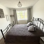 3 Bed House With Parking And Garden Near Tower Bridge